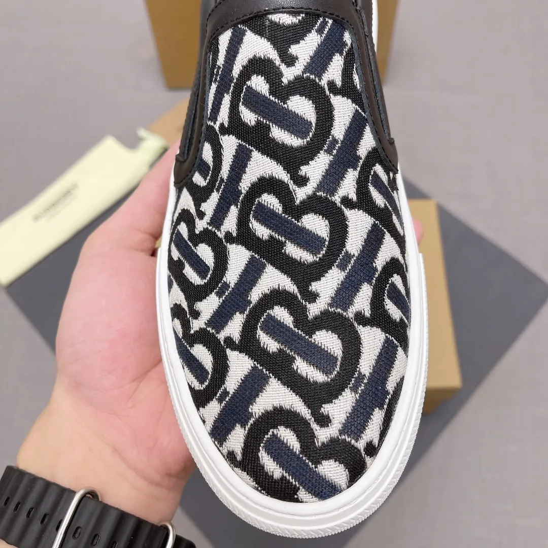 ◾️▫️P360. B's 2023 spring and summer new product, men's classic low-top slip-on sneakers, made of classic retro B's printed canvas material, spliced ​​with layered calfskin, and decorated with a new brand logo. First-layer cowhide lining, embossed Burberry logo on the heel, and original TPU outsole! Size: 38-45 No. 004